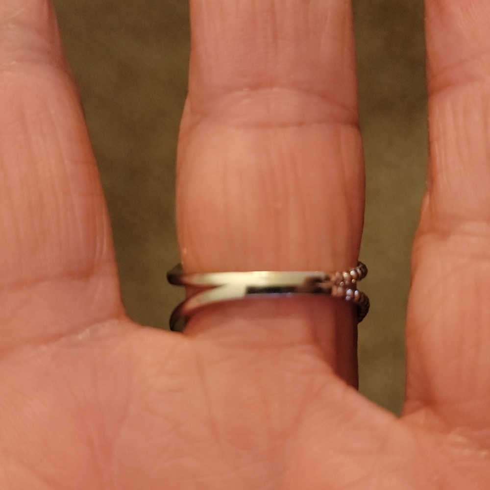 10 K WHITE GOLD W DIAMONDS RING. - Picture 3 of 6